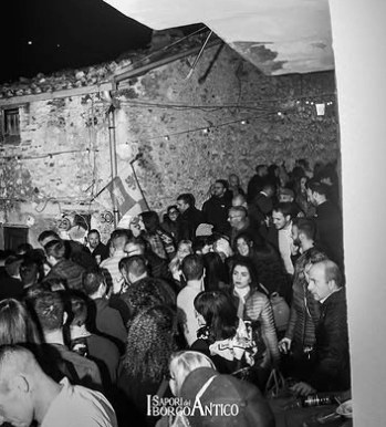 La folla nella piazza del borgo, foto in bianco e nero